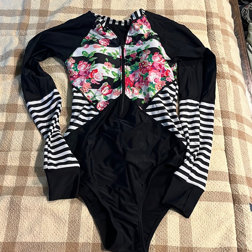 NWOT WOMENS MEDIUM SWIMSUIT.